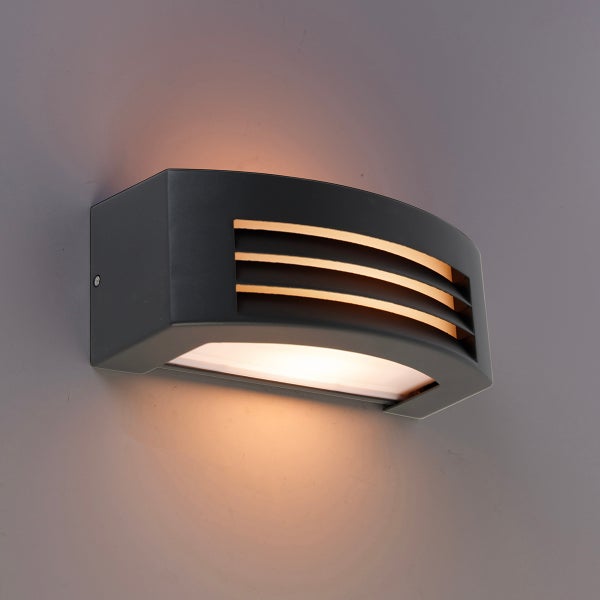 Moderne Außenwandleuchte in Schwarz mit horizontalen Lamellen und Lichtschein nach unten.