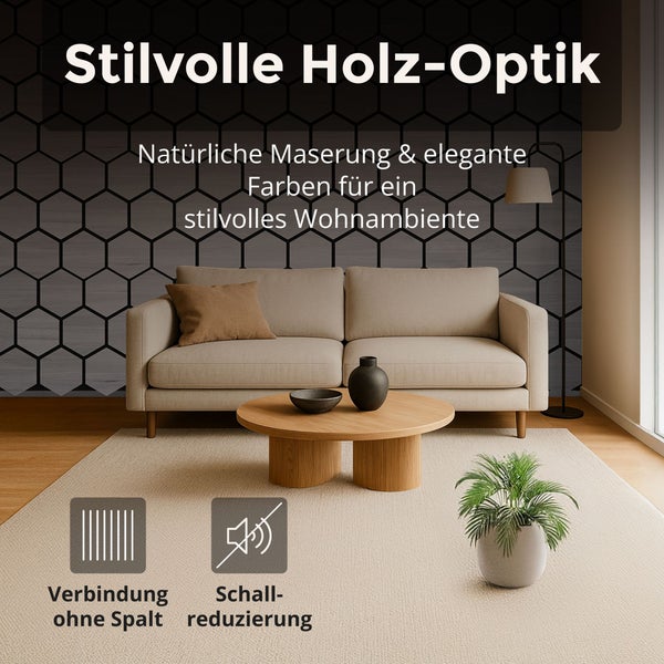 Modernes Wohnzimmer mit Wandpaneelen in Holzoptik mit Sechseckmuster, Sofa und Holztisch. Symbole für lückenlose Verbindung und Schallreduzierung.