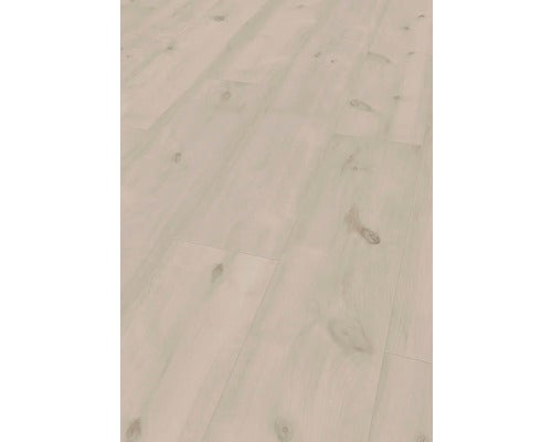 Helle Küche mit Essbereich und grauem Laminatboden.