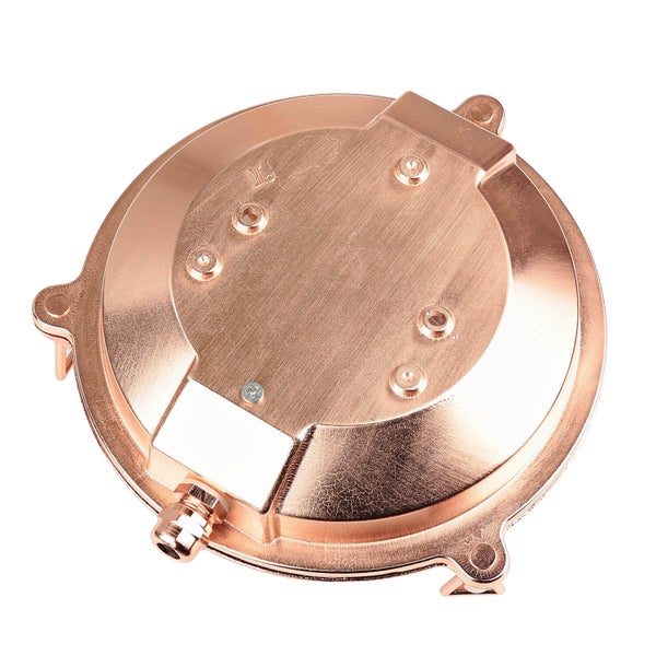 Runde, kupferfarbene Abdeckung mit Anschlüssen und Befestigungspunkten