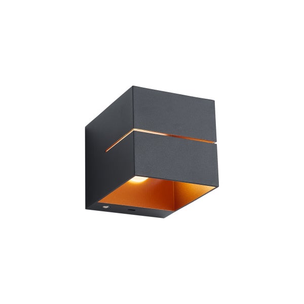 Würfelförmige Wandleuchte in Schwarz mit goldener Innenseite, Lichtschlitz und integrierter Lichtquelle.