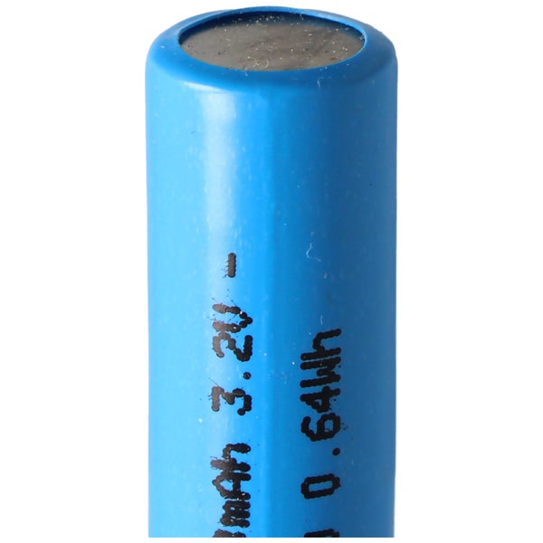 Zylindrische blaue Akku-Zelle mit technischem Aufdruck 3,2 Volt und 0,64 Wattstunden.