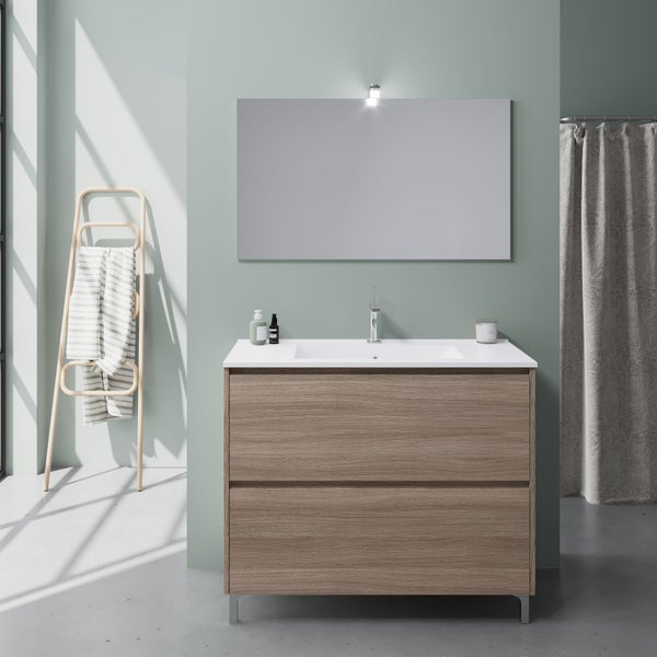 Badezimmer mit Waschtischunterschrank, Spiegel, Handtuchhalter und Duschvorhang für eine helle und organisierte Atmosphäre