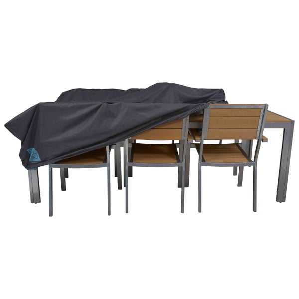 Graue Schutzhülle für Gartenmöbel, über einen Tisch und Stühle aus Holz und Metall gezogen.