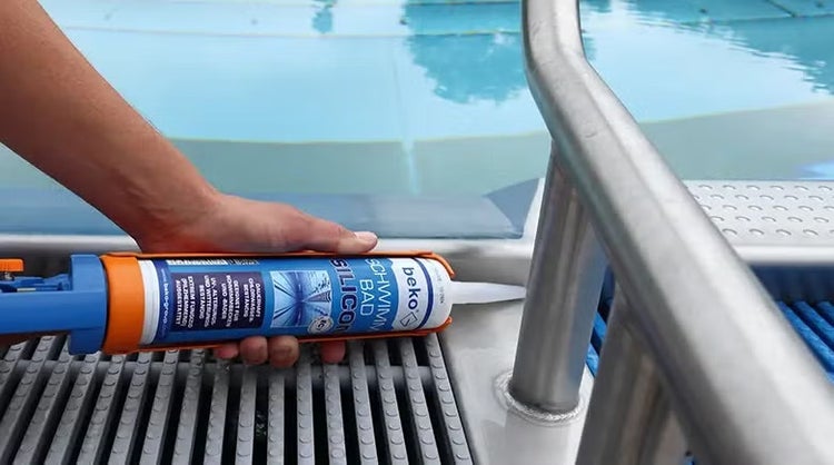 Person verwendet eine Kartuschenpresse mit Beko Schwimmbad Silikon zur Abdichtung an einem Edelstahlpool.