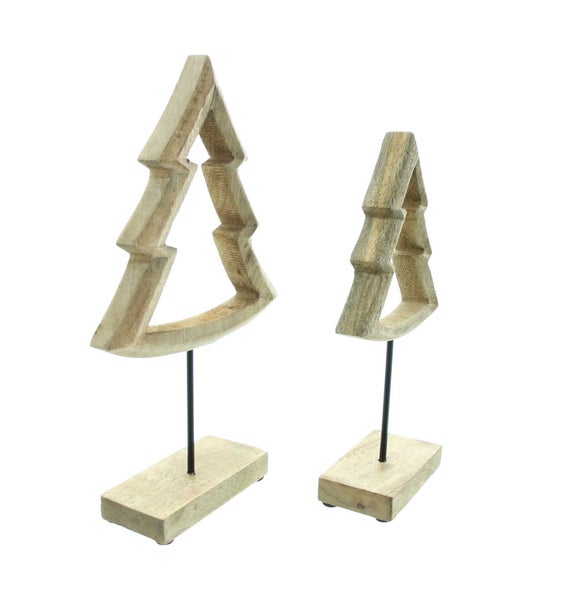 Zwei Holzfiguren in Form von Tannenbäumen auf Sockeln