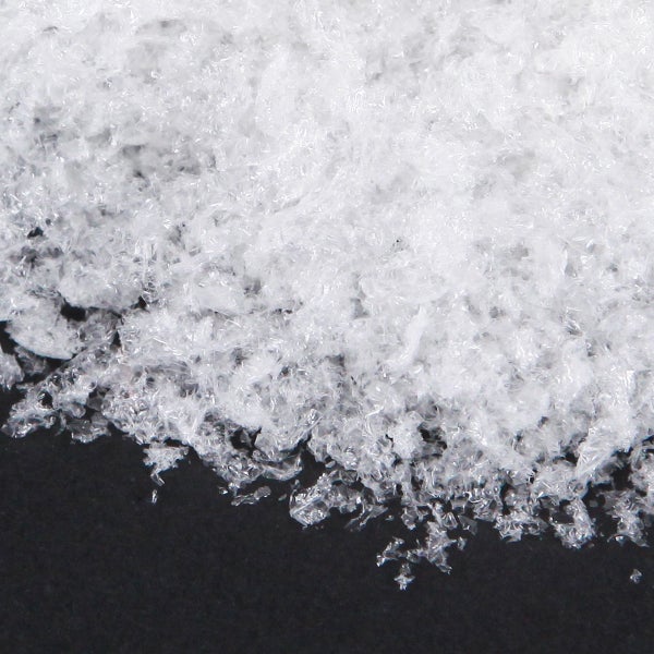 Künstlicher Dekoschnee in Flockenform für weihnachtliche Dekorationen.