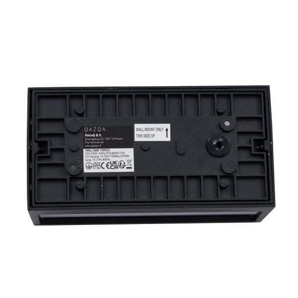 Rückseite einer schwarzen rechteckigen QAZQA Außenwandleuchte mit technischen Daten, Schutz gegen Strahlwasser und Hinweisen zur Wandmontage.