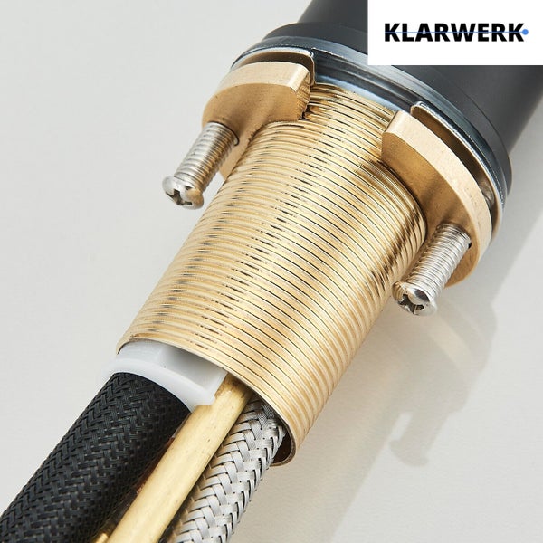 Klarwerk Logo. Detailansicht einer Armaturenbefestigung mit Gewindeschaft aus Messing, Befestigungsschrauben und Anschlussschläuchen.