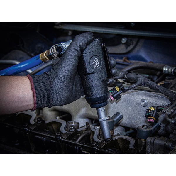 Hand mit Arbeitshandschuh bedient BGS Druckluft-Zündkerzenschlüssel am Automotor