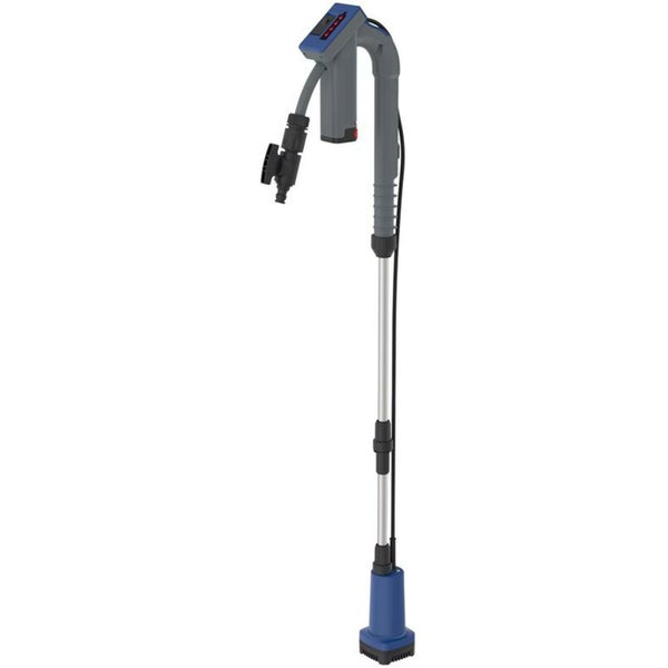 Akku-Regenfasspumpe mit Teleskopstange, ergonomischem Griff und Schlauchanschluss.