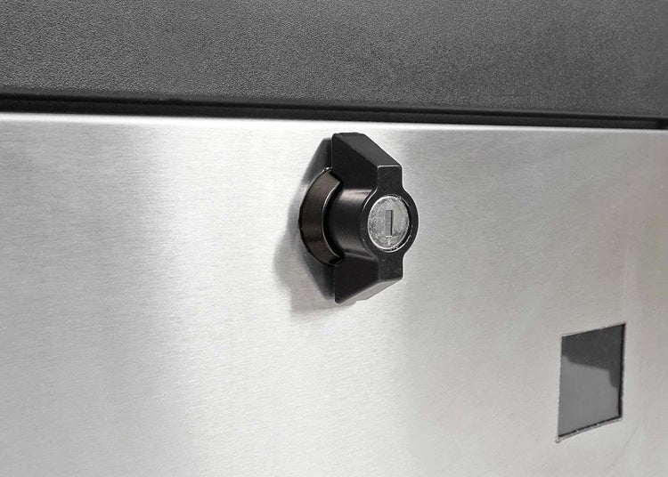 Detailaufnahme eines Verschlusses an einem Metallgehäuse