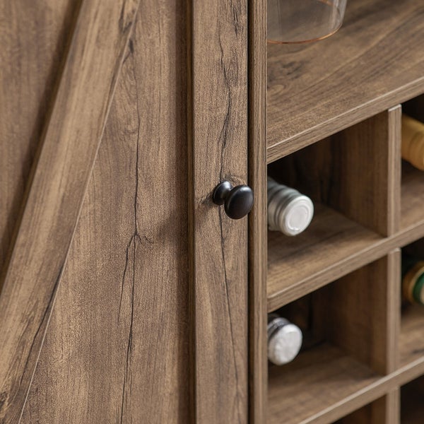 Detailaufnahme eines Holzregals mit Weinflaschen