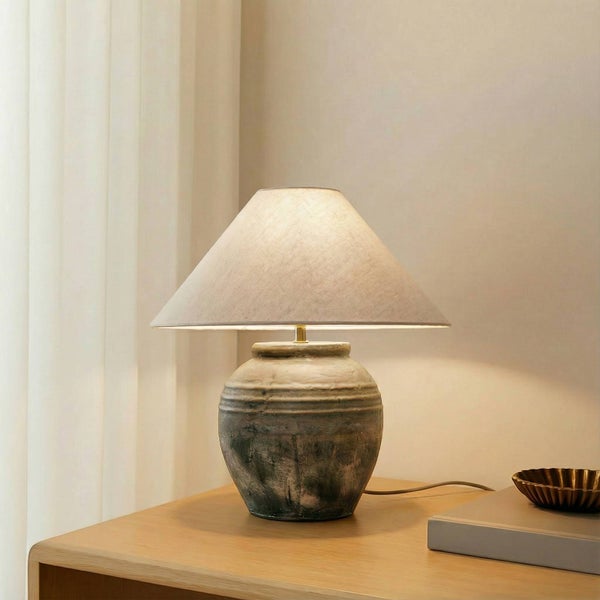 Tischleuchte mit Lampenschirm auf einem Tisch