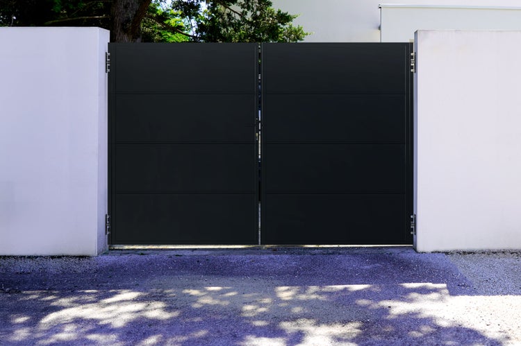 Doppeltor aus Metall für die Einfahrt