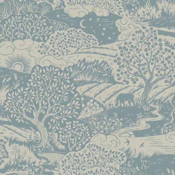 Esszimmer mit gemusterten Tapeten, Tisch mit karierter Tischdecke und grüner Hängelampe