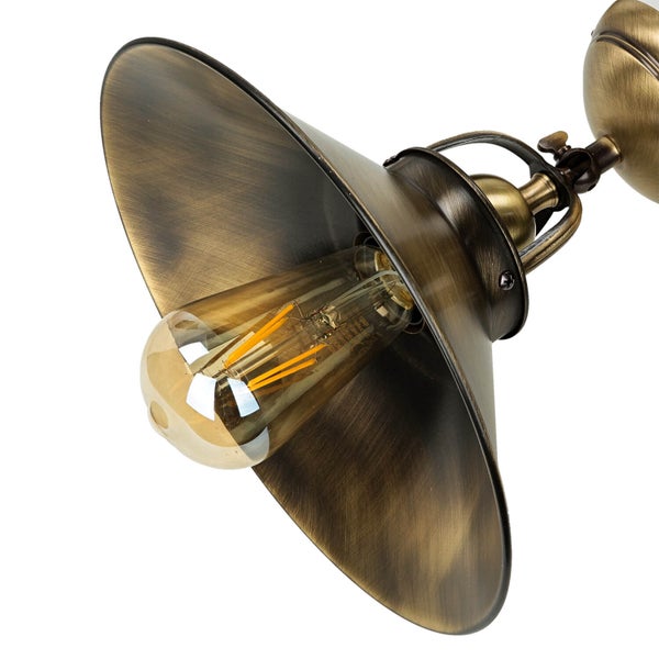 Detailaufnahme einer bronzefarbenen Deckenleuchte mit einer Glühbirne