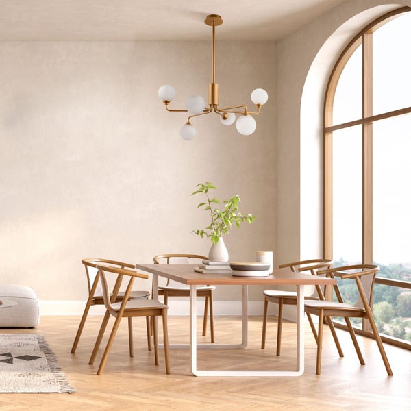 Heller Essbereich mit Holztisch, Stühlen und goldfarbener Hängeleuchte.