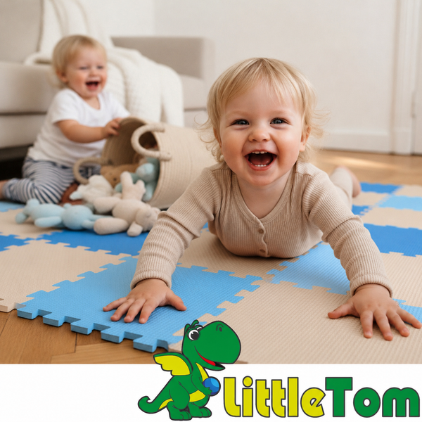 Zwei Kleinkinder spielen auf einer zusammensteckbaren Schaumstoffmatte als Bodenbelag im Kinderzimmer. LittleTom Logo.
