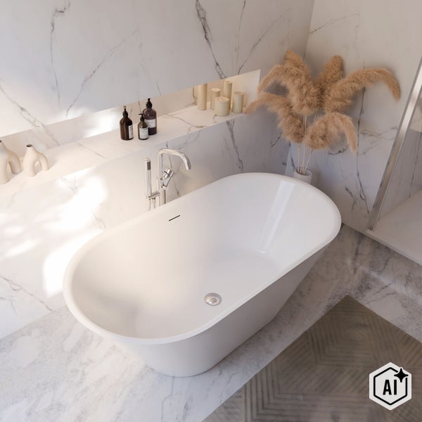 Freistehende Badewanne in einem hellen Badezimmer mit Marmorwänden und Armatur an der Wandnische