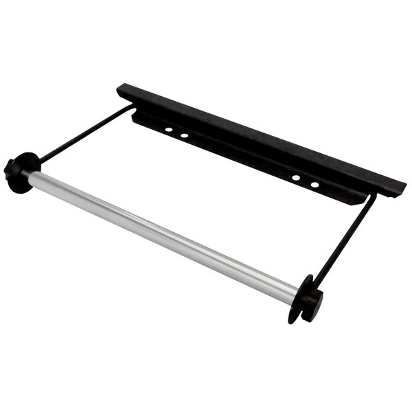 Arrangement von Weihnachtsdekorationen mit Glaskugeln, Ornamenten, Tannenzapfen und brennender Kerze auf Stoff mit LED-Lichterkette.