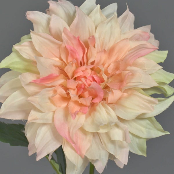 Künstliche Dahlie aus Textilgewebe in Lachsfarben, Detailansicht der Blüte.