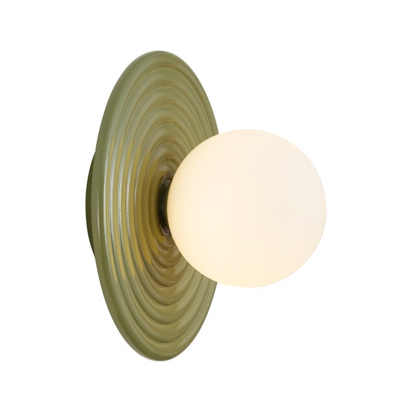 Moderne Wandleuchte mit runder, gerillter Wandhalterung und einer kugelformigen Glaskugel als Leuchtmittel.