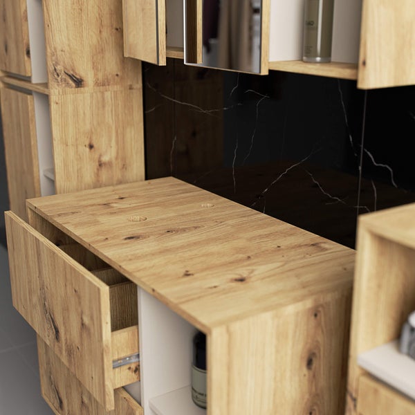 Detailansicht eines Badezimmerschranks mit Holzfront und offenen Schubladen