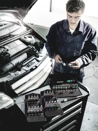 Ein Mechaniker arbeitet an einem Auto mit einem Werkzeugsatz