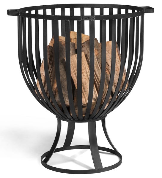 Feuerkorb aus schwarzem Stahl, gefüllt mit Kaminholz, mit vertikalen Metallstreben, Griffen und rundem Standfuß.