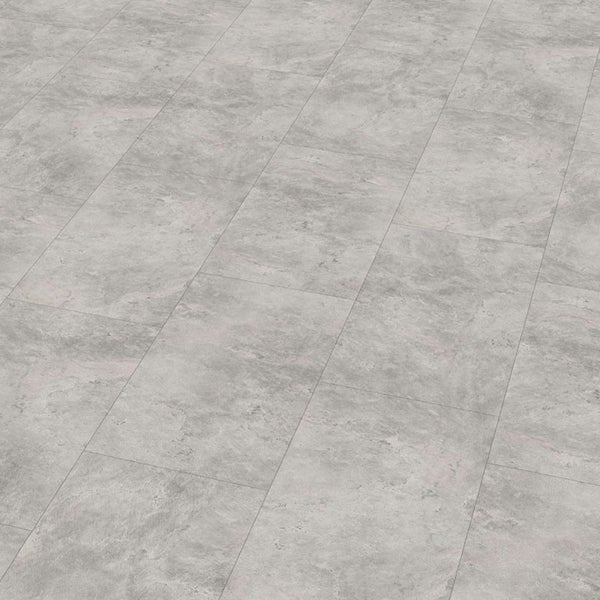 Bodenansicht mit verlegten grauen Vinyl Fliesen.