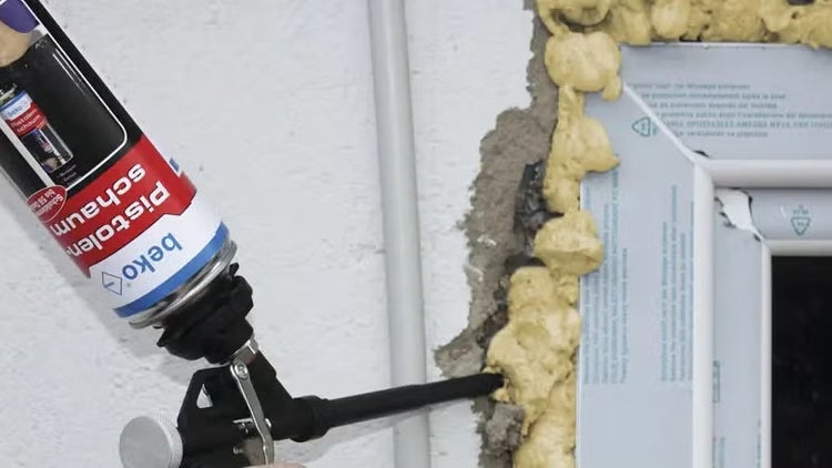 Anwendung von Beko Pistolschaum mit einer Schaumpistole zur Abdichtung einer Fuge an einem Fensterrahmen.