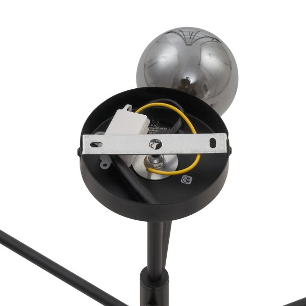 Innenansicht einer runden schwarzen Lampen-Deckenhalterung mit metallischem Montagebügel, Lüsterklemme und Erdungskabel.