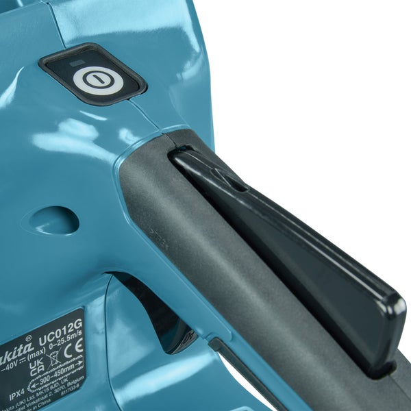 Detailansicht einer Akku-Astsäge mit Schalter und Griff