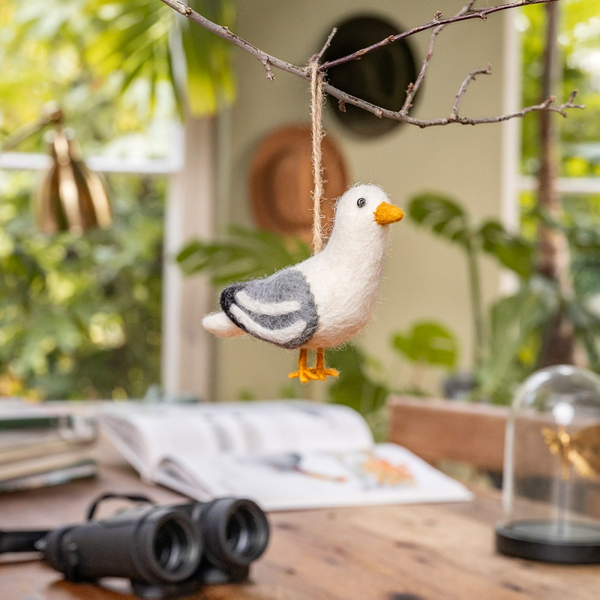Dekorative Möwe aus Filz, hängend an einem Ast, als Zimmerdekoration