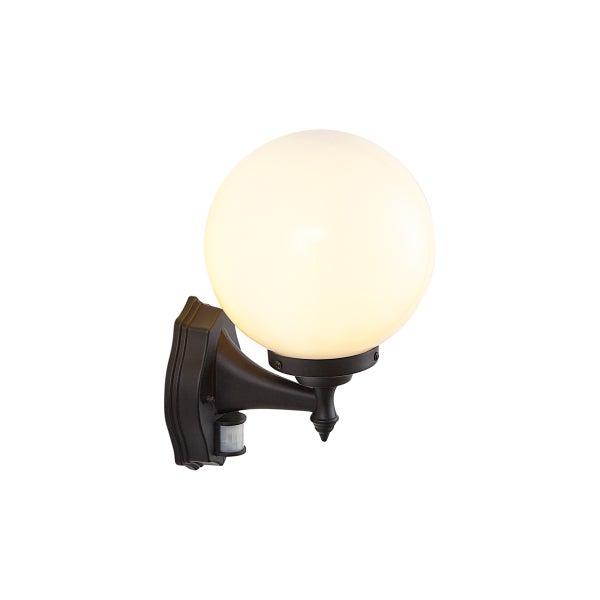 Außenwandleuchte mit weißer Glaskugel, schwarzer Halterung und integriertem Bewegungsmelder.
