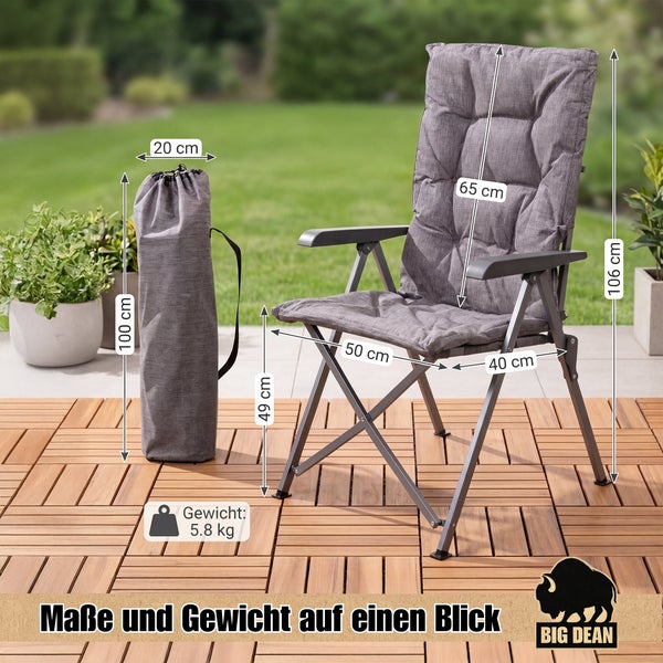 Klappbarer Gartenstuhl mit Polsterauflage und Tragetasche inklusive Maßangaben und Gewicht von 5,8 Kilogramm im Gartenbereich auf Holzfliesen.