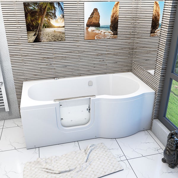 Barrierefreie Badewanne mit Tür in einem Badezimmer