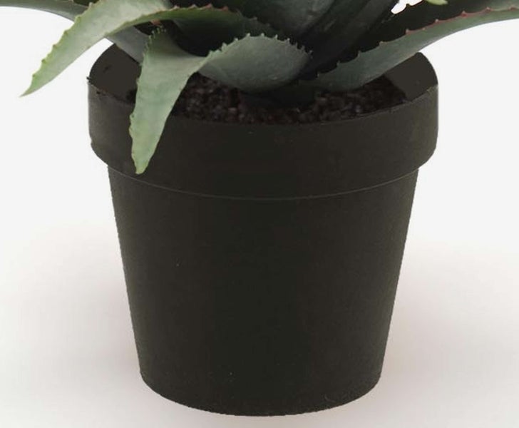 Detailaufnahme eines künstlichen Bonsai-Baums mit grünen Nadeln und strukturiertem braunem Stamm.