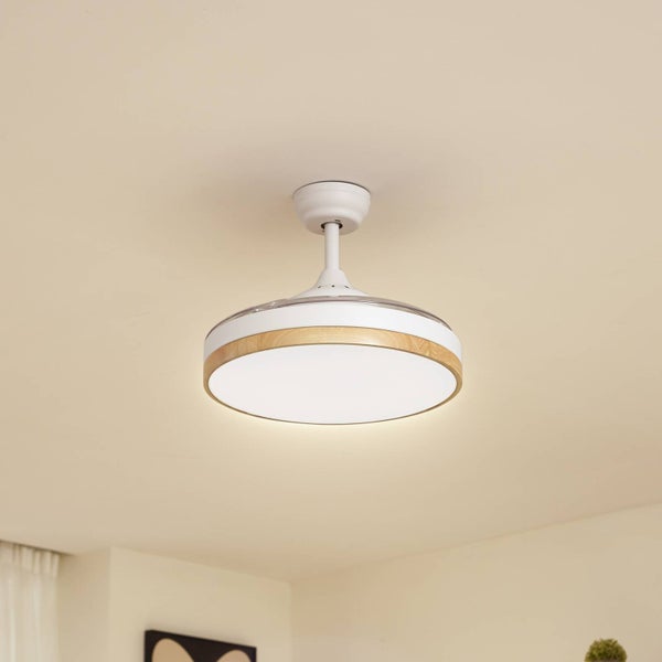 Deckenventilator mit LED-Beleuchtung und dekorativem Holzring am weißen Diffusor.