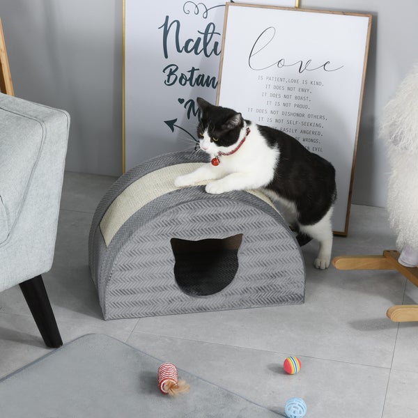 Szene mit einer Katze, die auf einem grauen Katzenhaus mit Kratzfläche und Katzengesicht-Öffnung steht