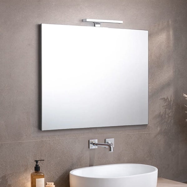 Quadratischer Spiegel mit Aufsatzleuchte in einem Badezimmer