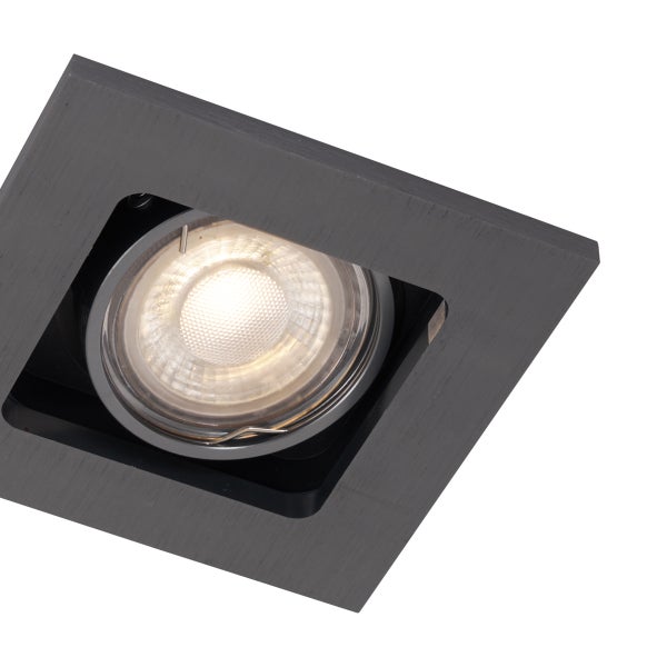 Quadratischer Einbaustrahler aus Metall in Anthrazit mit gebürsteter Optik und eingeschaltetem Leuchtmittel.