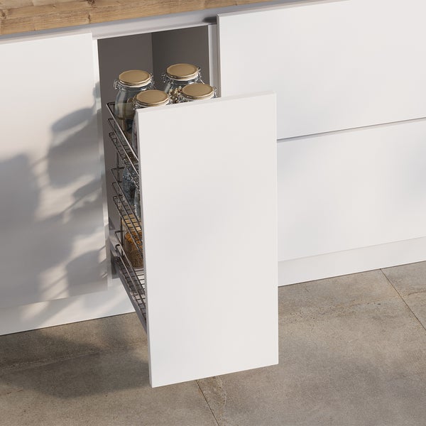 Moderner weißer Küchen-Apothekerschrank mit ausziehbarem Metallkorb und Vorratsgläsern in einer hellen, organisierten Küche.