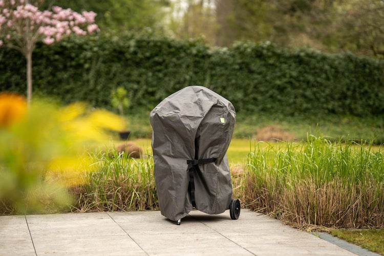 Grill mit Abdeckhaube im Garten
