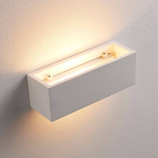 Rechteckige LED-Wandleuchte aus Gips mit Lichtaustritt nach oben und unten, montiert an einer strukturierten Wand.