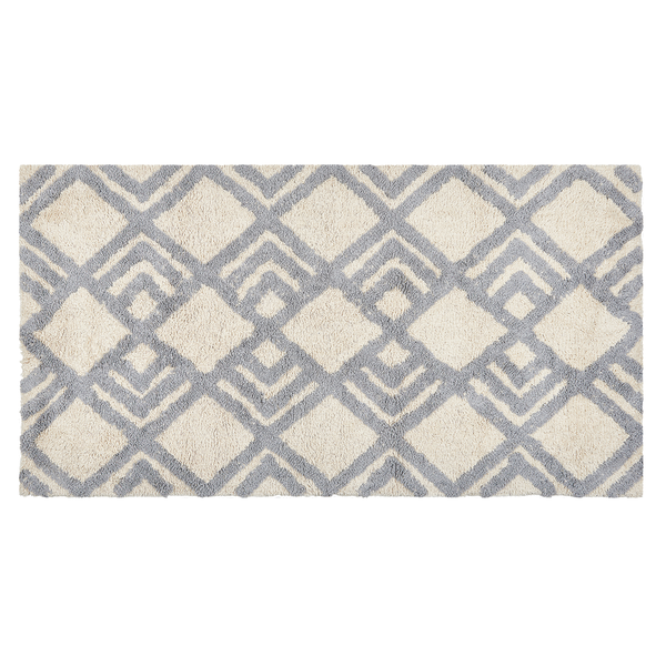 Weiche Badematte in Beige und Grau mit geometrischem Rautenmuster, flauschige Textur.