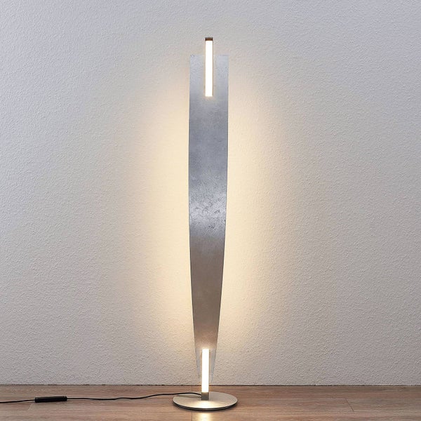 Schlanke silberfarbene Stehleuchte aus Metall mit zwei Lichtsegmenten und indirekter Beleuchtung.