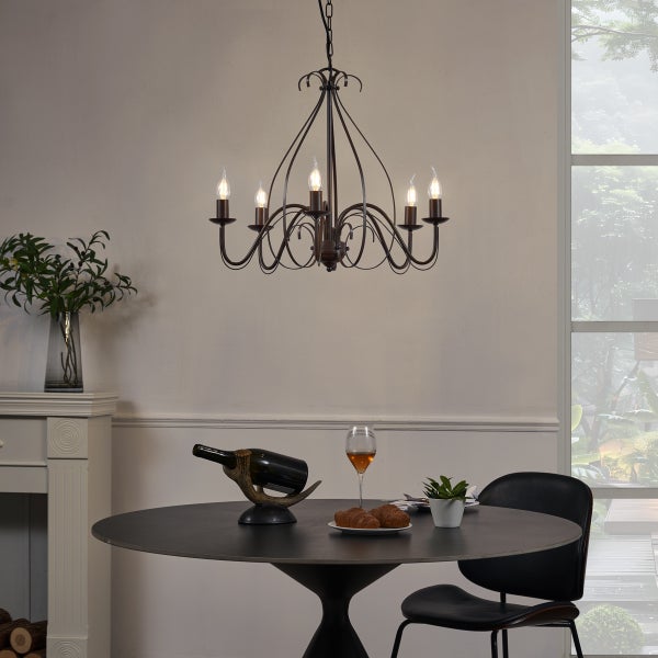 Esszimmer mit einem Esstisch, einem Stuhl und einer braunen Pendelleuchte