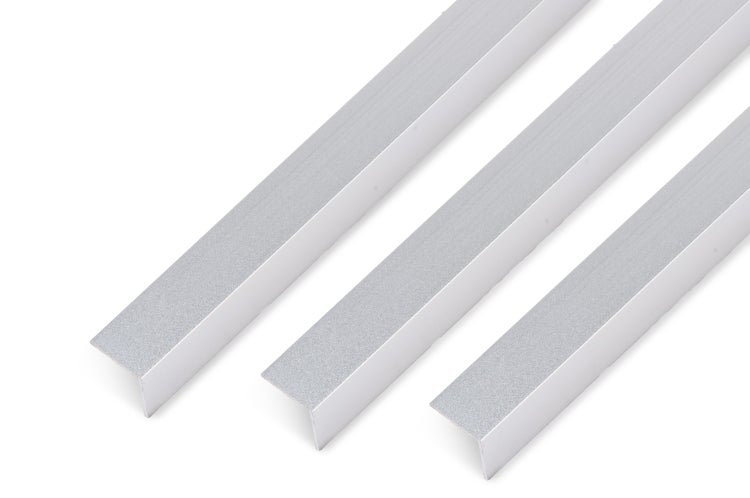 Drei L-Profile aus Aluminium als Kantenschutz oder Dekorationselement.